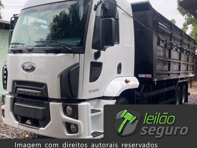 LOTE 040 FORD CARGO  2015